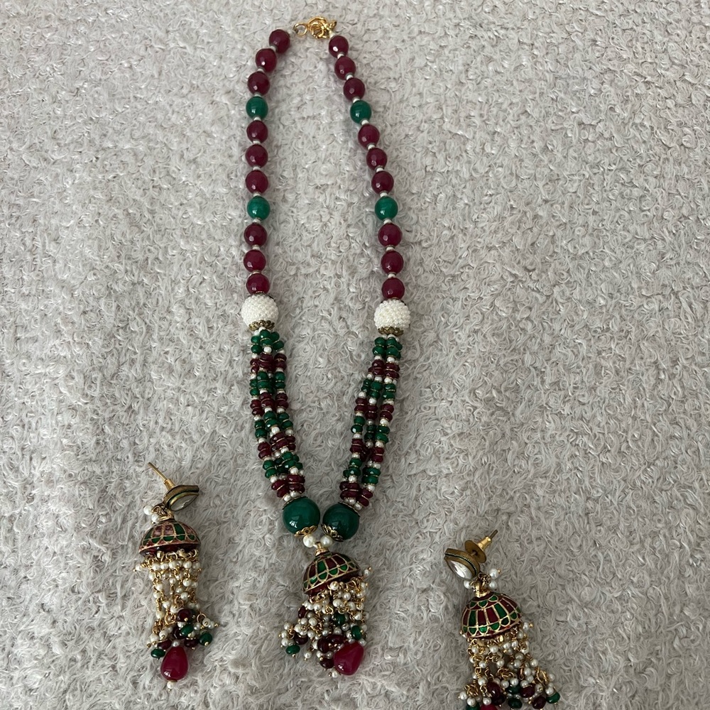 Indian / pakistani kundan necklace and jewellery set.